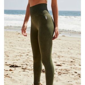 💚SOLD💚 NWOT Fp Movement Free People Good Karma in Moss. Size M/L.